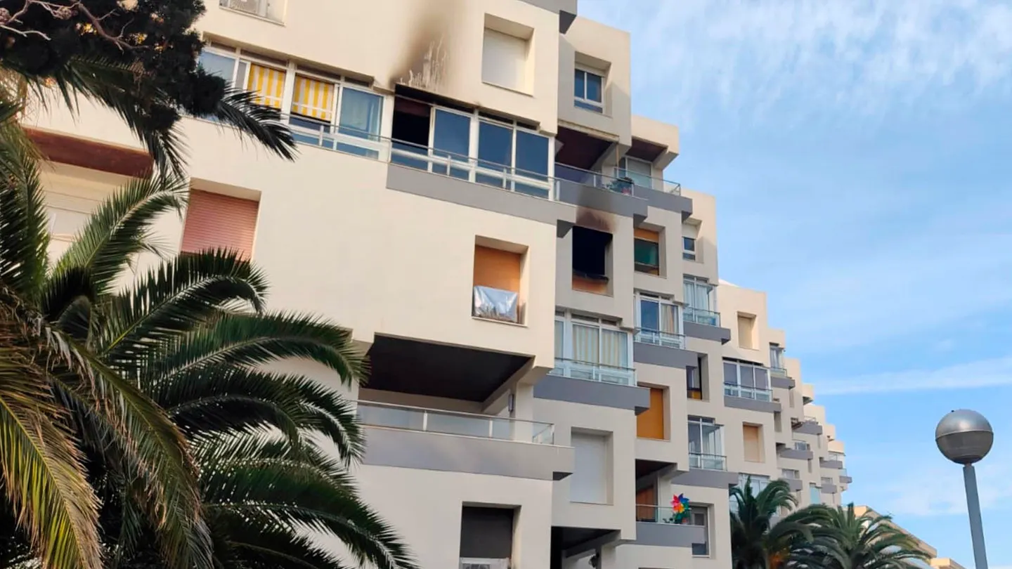 Una anciana ha muerto y otras tres personas han resultado intoxicadas en el incendio de Vila-seca (Tarragona) Una anciana ha muerto y otras tres personas han resultado intoxicadas en el incendio de Vila-seca (Tarragona)