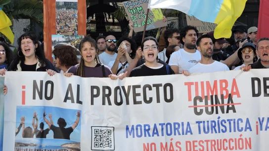 Asistentes a la protesta convocada por 'Canarias tiene un límite' ante un congreso de industria turística en Santa Cruz de Tenerife. Asistentes a la protesta convocada por 'Canarias tiene un límite' ante un congreso de industria turística en Santa Cruz de Tenerife.