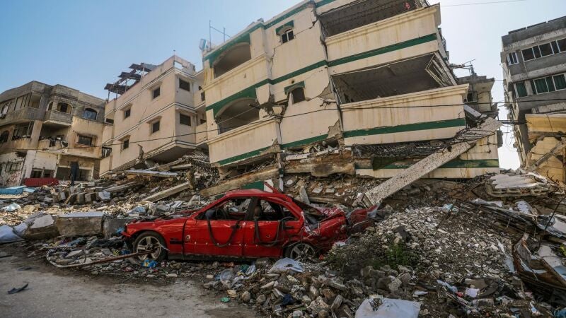 Edificios destruidos y un vehículo en el oeste de la ciudad de Gaza