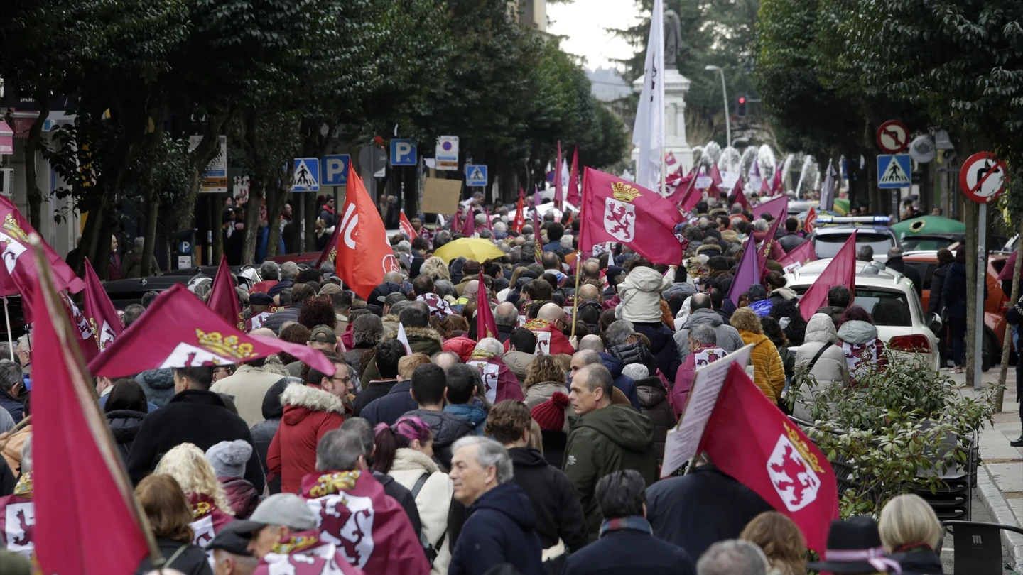 Cientos de personas durante una manifestación en defensa del futuro de la provincia de León, a 16 de febrero de 2025, Cientos de personas durante una manifestación en defensa del futuro de la provincia de León, a 16 de febrero de 2025,