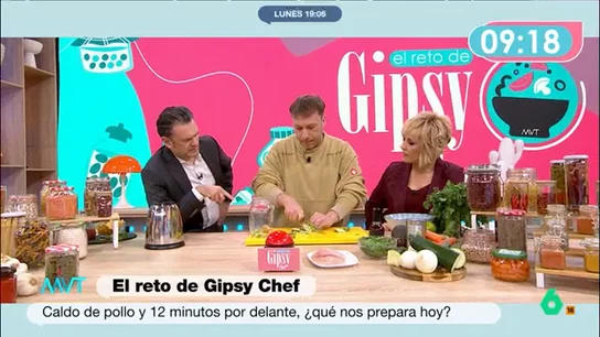 Gipsy Chef enseña a elaborar un plato exprés de inspiración tailandesa: una sopa de pollo y verduras con leche de coco El cocinero utiliza un caldo de pollo envasado como base de su propuesta con el objetivo de "elevarlo a la categoría de sopa increíble". No te pierdas el paso a paso de la receta en el vídeo principal.