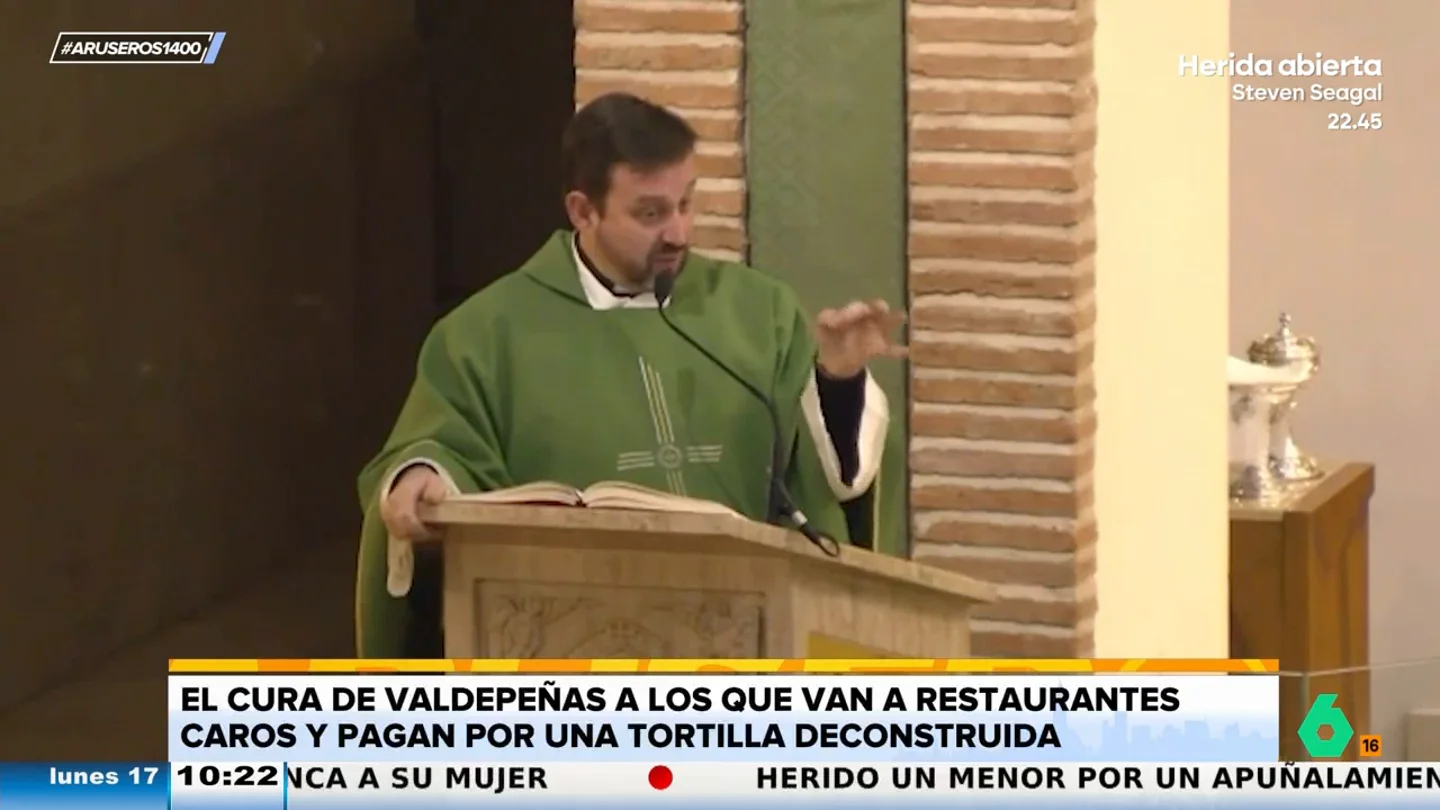 El cura de Valdepeñas, contra los que van a "restaurantes buenos" y pagan una fortuna por una "tortilla deconstruida": "Tontería no nos falta" El cura de Valdepeñas, contra los que van a "restaurantes buenos" y pagan una fortuna por una "tortilla deconstruida": "Tontería no nos falta"