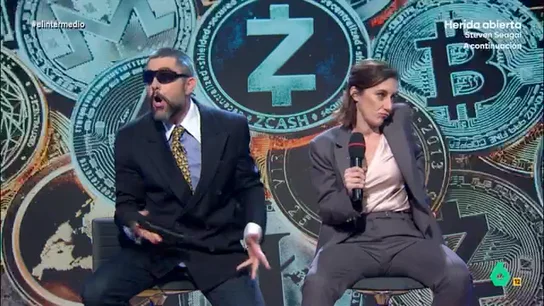 Dani Mateo y Cristina Gallego analizan la 'criptoestafa' promocionada por Milei: "No hace falta dinero ni escrúpulos" Dani Mateo y Cristina Gallego se convierten en dos 'criptobros' para analizar la estafa de la criptomoneda LIBRA, por la que Javier Milei se enfrenta a una denuncia por delitos de asociación ilícita o megaestafa, entre otros.