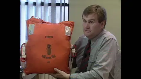 La policía irlandesa asegura que el chaleco salvavidas que podría haber usado Anglés para fugarse no fue utilizado  laSexta.com recopila en este vídeo los indicios que, según los marineros del 'City of Plymouth' y la policía irlandesa, sostendrían la teoría de que, en realidad, Antonio Anglés escapó a pie por el puerto de Dublín.