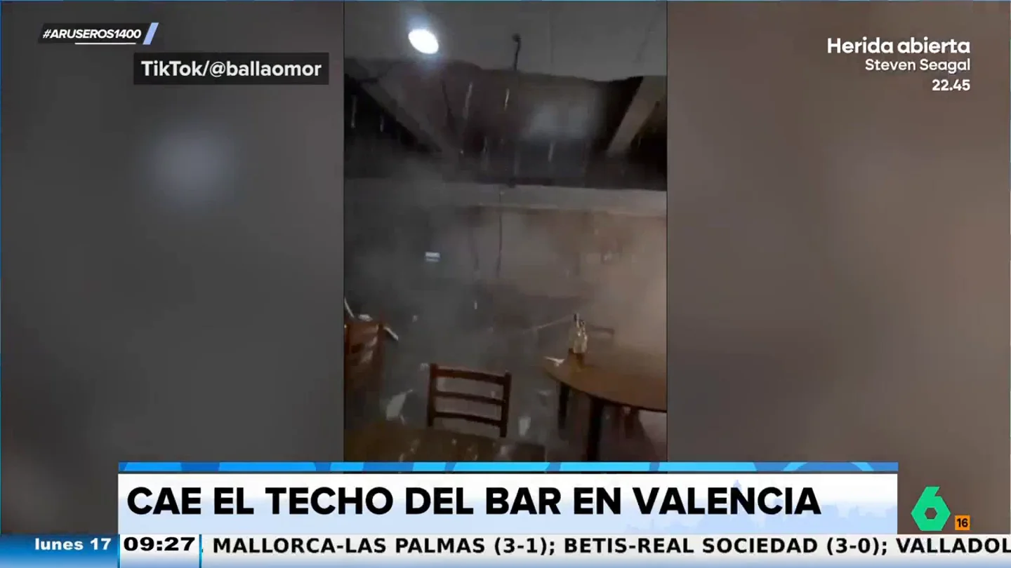 Un cliente inmortaliza el impactante momento en el que se desploma el techo del bar: "¡Mirad cómo cruje!" Un cliente inmortaliza el impactante momento en el que se desploma el techo del bar: "¡Mirad cómo cruje!"