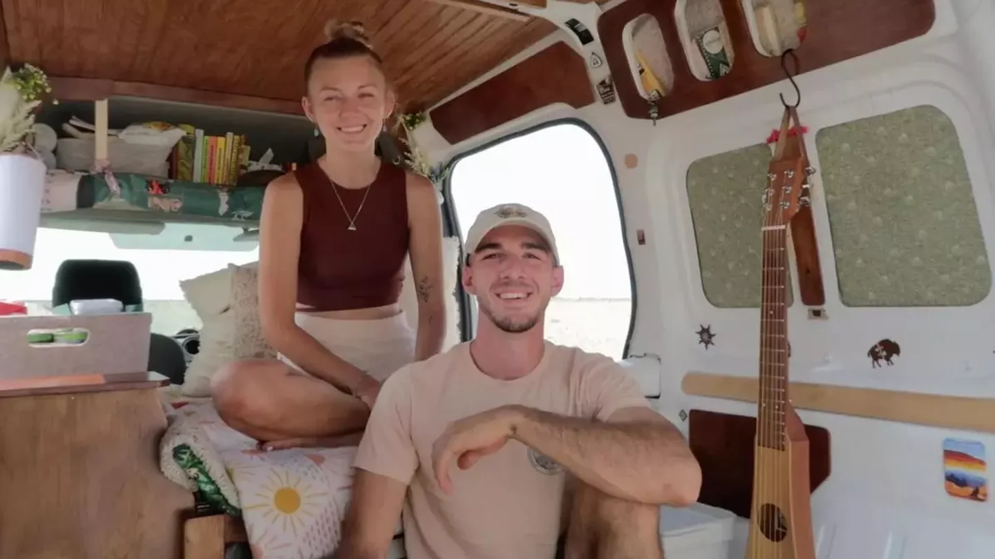 Imagen de Gabby Petito junto a su pareja durante el viaje. Imagen de Gabby Petito junto a su pareja durante el viaje.