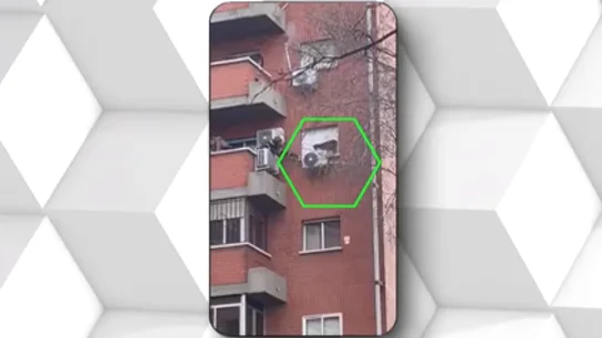 Insólitas imágenes: los bomberos rescatan a una cabra atrapada en la ventana de un piso en Madrid Insólitas imágenes: los bomberos rescatan a una cabra atrapada en la ventana de un piso en Madrid
