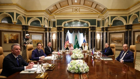 Las delegaciones de EEUU y Rusia, durante su reunión de este martes en Riad, Arabia Saudí. Las delegaciones de EEUU y Rusia, durante su reunión de este martes en Riad, Arabia Saudí.
