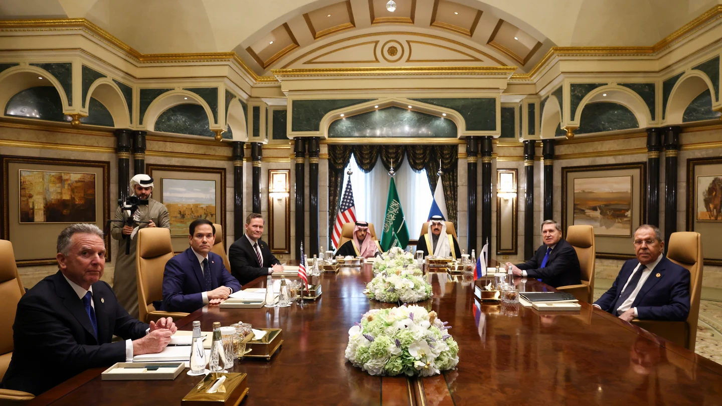 Las delegaciones de EEUU y Rusia, durante su reunión de este martes en Riad, Arabia Saudí. Las delegaciones de EEUU y Rusia, durante su reunión de este martes en Riad, Arabia Saudí.