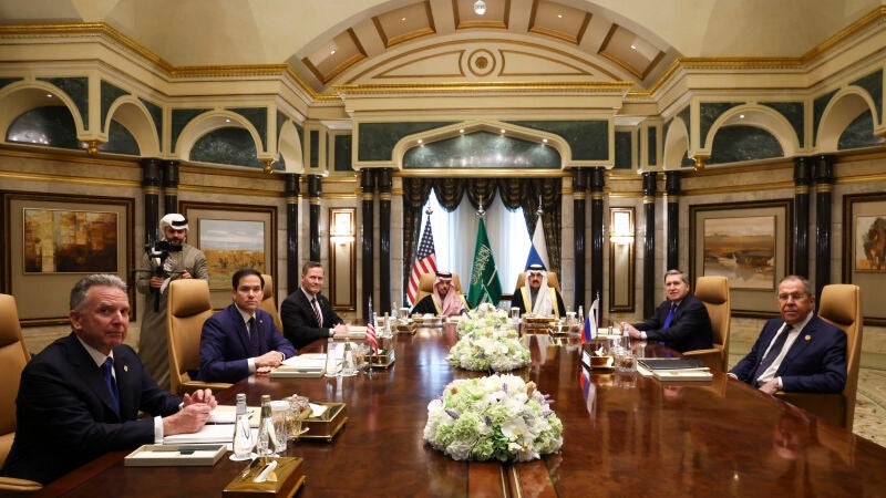 Las delegaciones de EEUU y Rusia, durante su reunión de este martes en Riad, Arabia Saudí.