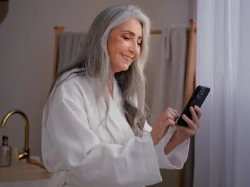 Mujer mayor usando un teléfono móvil Mujer mayor usando un teléfono móvil