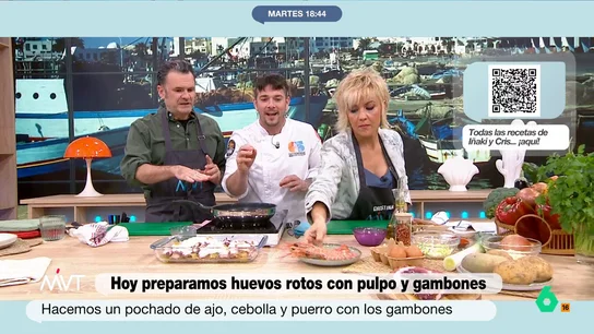 El chef Carlos Maldonado enseña a Iñaki López y Cristina Pardo a cocinar huevos rotos con pulpo y gambones: la receta paso a paso El chef Carlos Maldonado enseña a Iñaki López y Cristina Pardo a cocinar huevos rotos con pulpo y gambones: la receta paso a paso
