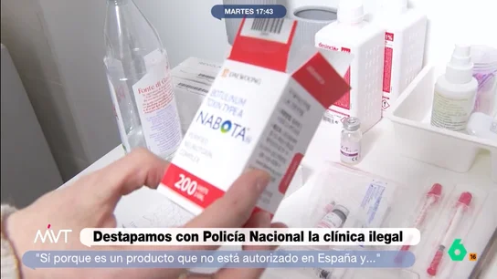 La Policía pilla in fraganti a una falsa cirujana con un bote ilegal de bótox: "Cachéala, a ver si ha escondido algo" Los agentes cuestionan a la supuesta doctora que se escuda afirmando que no trabaja en ese local sino que está ayudando ese día. En su inspección, la doctora llega a esconderse un vial de toxina botulínica vacío.
