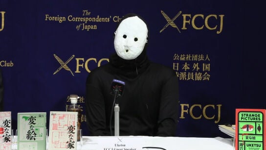 Uketsu, el misterioso autor detr&aacute;s del libro 'Strange Pctures'