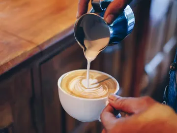 Imagen de archivo de un café en una cafetería Imagen de archivo de un café en una cafetería