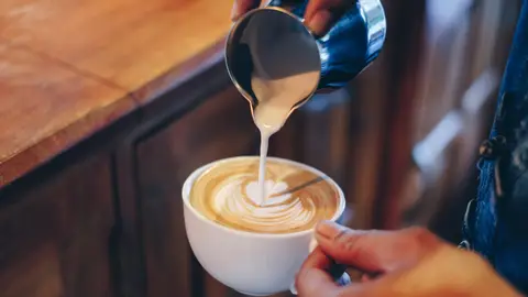 Imagen de archivo de un café en una cafetería Imagen de archivo de un café en una cafetería