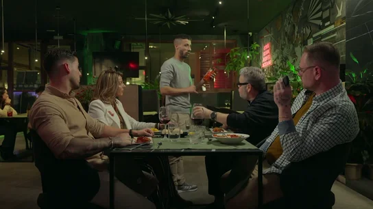 Surrealista momento en Batalla de restaurantes: un empresario defiende con un bote de salchichas que sus pimientos son caseros Surrealista momento en Batalla de restaurantes: un empresario defiende con un bote de salchichas que sus pimientos son caseros