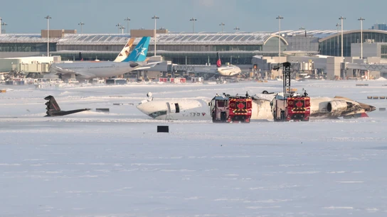 El avión de Delta Airlines, volcado El avión de Delta Airlines, volcado
