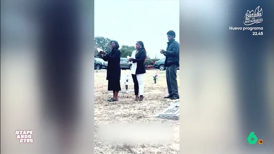 Así ha terminado el homenaje de unos nietos en el funeral de su abuelo: "Se quedan sin aves en la zona..." Sus dos nietas y su nieto decidieron soltar varias palomas y llevar a cabo una sentida despedida. Pero la acción terminó de la peor manera ya que dos de las aves en lugar de volar terminaron en el suelo.