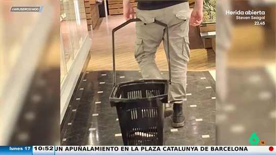 El ingenioso (y fallido) método de un hombre que no quiere tirar más del carrito de la compra El ingenioso (y fallido) método de un hombre que no quiere tirar más del carrito de la compra