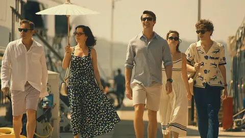 Jason Isaacs, Parker Posey, Patrick Schwarzenegger, Sarah Catherine Hook, Sam Nivola en la temporada 3 de The White Lotus Jason Isaacs, Parker Posey, Patrick Schwarzenegger, Sarah Catherine Hook, Sam Nivola en la temporada 3 de The White Lotus