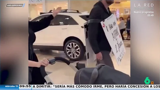 Una mujer expone la infidelidad de su marido colgándole un cartel en pleno centro comercial Una mujer expone la infidelidad de su marido colgándole un cartel en pleno centro comercial