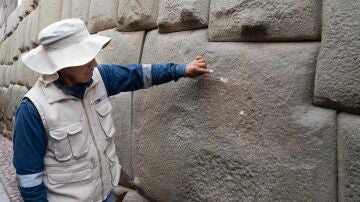 Los daños causados por un desconocido a la histórica 'piedra de los 12 ángulos',