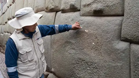 Los daños causados por un desconocido a la histórica 'piedra de los 12 ángulos', Los daños causados por un desconocido a la histórica 'piedra de los 12 ángulos',