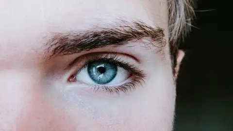 Imagen de un hombro con el ojo azul Imagen de un hombro con el ojo azul