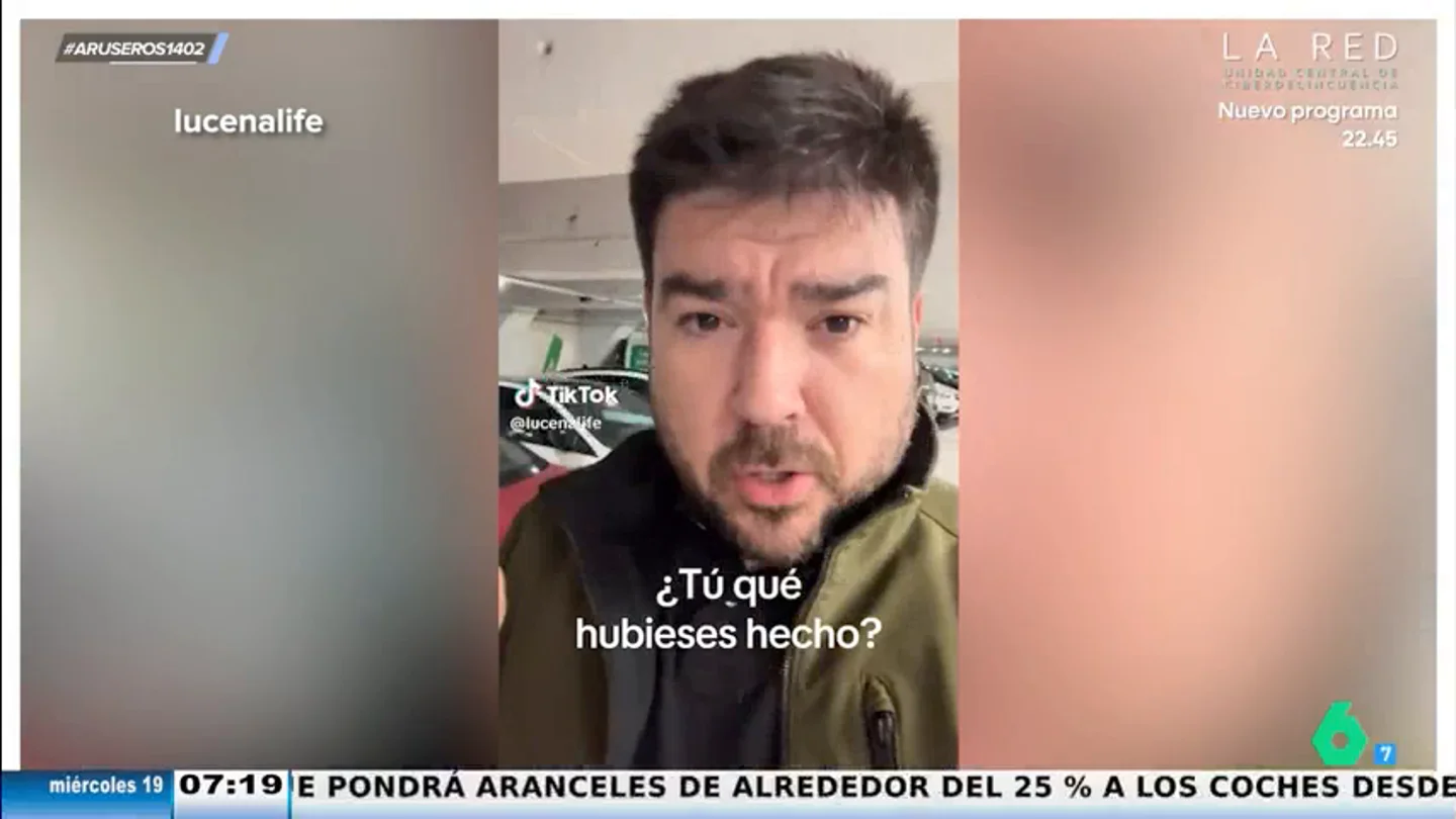 Un cliente se queja de que le han cobrado el café tras dejar 12 euros de propina y desata la polémica en redes: "Me ha parecido raro" Un cliente se queja de que le han cobrado el café tras dejar 12 euros de propina y desata la polémica en redes: "Me ha parecido raro"
