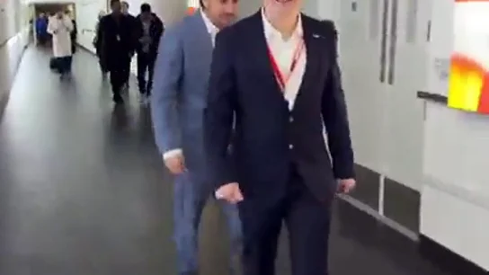 ¡Fernando Alonso es competitivo hasta en los pasillos! Ojo al pique con el jefe de Aston Martin ¡Fernando Alonso es competitivo hasta en los pasillos! Ojo al pique con el jefe de Aston Martin
