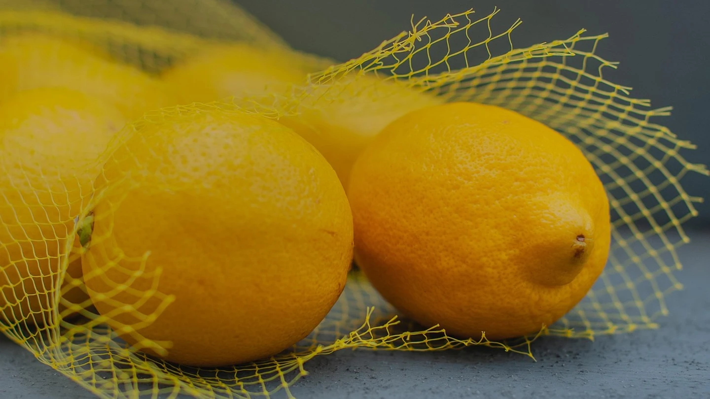 Limones envasados en malla. Limones envasados en malla.