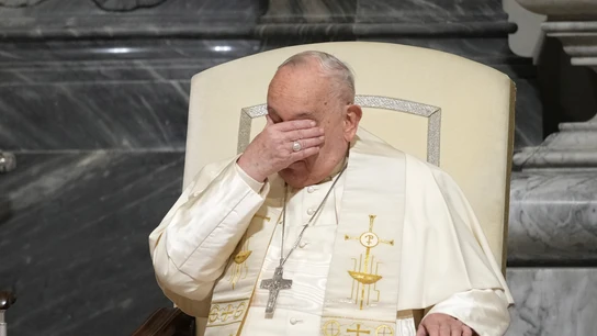 El papa Francisco se lleva la mano a la cara en una imagen de archivo El papa Francisco se lleva la mano a la cara en una imagen de archivo