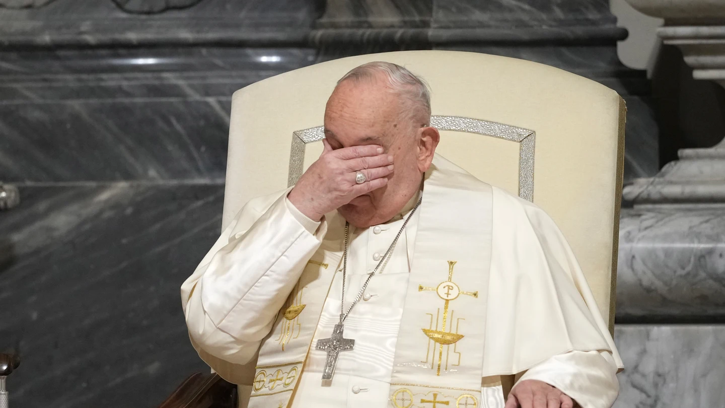 El papa Francisco se lleva la mano a la cara en una imagen de archivo El papa Francisco se lleva la mano a la cara en una imagen de archivo