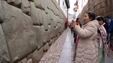 Los daños causados por un desconocido a la histórica 'piedra de los 12 ángulos', Los daños causados por un desconocido a la histórica 'piedra de los 12 ángulos',