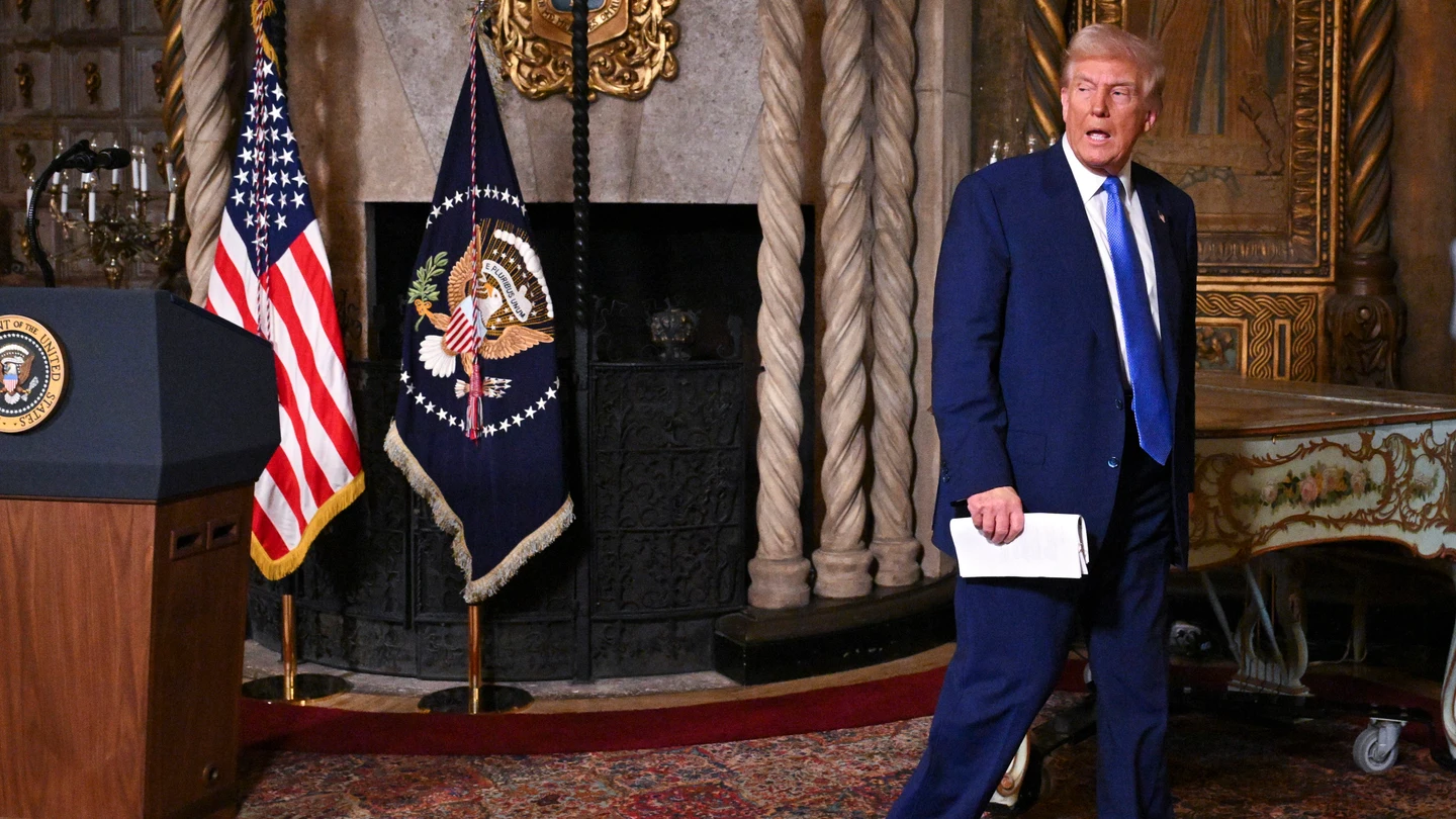 El presidente de EEUU, Donald Trump, tras una rueda de prensa en su residencia de Florida El presidente de EEUU, Donald Trump, tras una rueda de prensa en su residencia de Florida