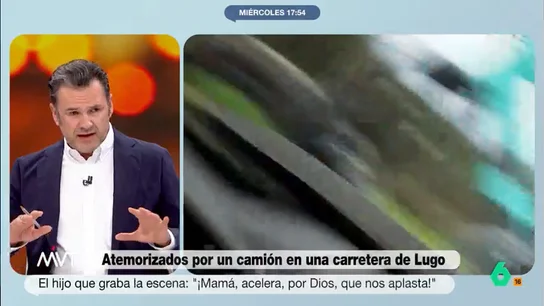 Iñaki López, tajante con el camionero que acosó en la carretera a una familia: "Lo que hace se llama venganza" En las impactantes imágenes, se puede ver como el camión embiste al coche mientras que uno de los hijos, que graba la escena, grita a su madre, aterrorizado, que acelere. Su hermano pequeño, de solo cuatro años, no deja de llorar.