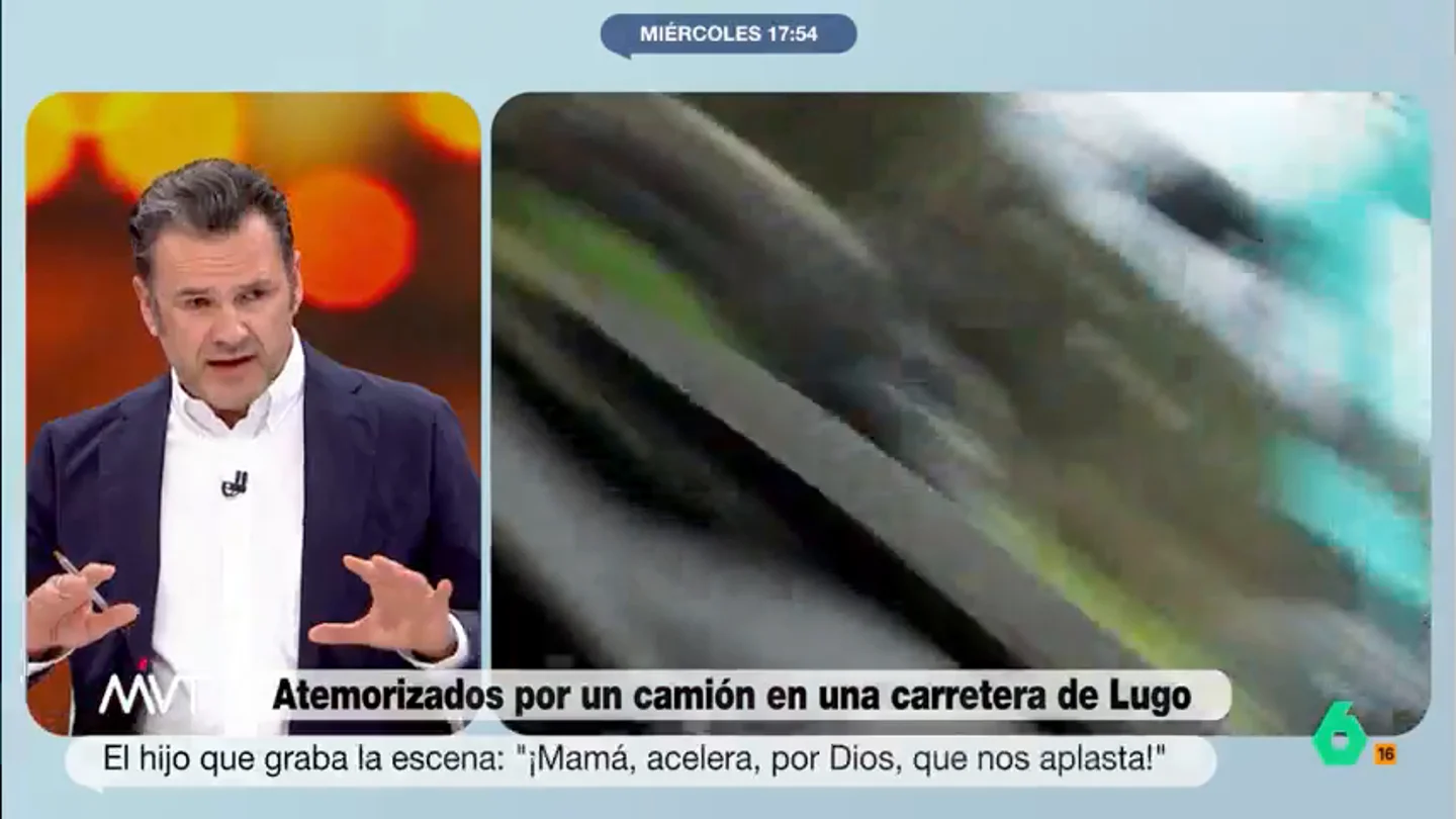 Iñaki López, tajante con el camionero que acosó en la carretera a una familia: "Lo que hace se llama venganza" En las impactantes imágenes, se puede ver como el camión embiste al coche mientras que uno de los hijos, que graba la escena, grita a su madre, aterrorizado, que acelere. Su hermano pequeño, de solo cuatro años, no deja de llorar.
