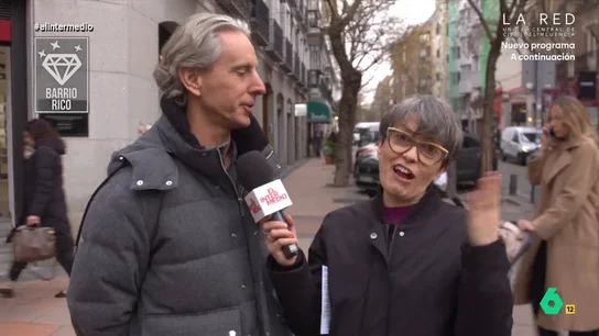 Un hombre de barrio rico confiesa que usa zapatos de 400 "eurillos" para estar por casa "¿Por qué voy a andar con una pantufla agujereada por mi casa?", se justifica este hombre ante Thais Villas, que en este vídeo pregunta en un barrio rico y un barrio obrero qué presupuesto dedican a la ropa de estar por casa.