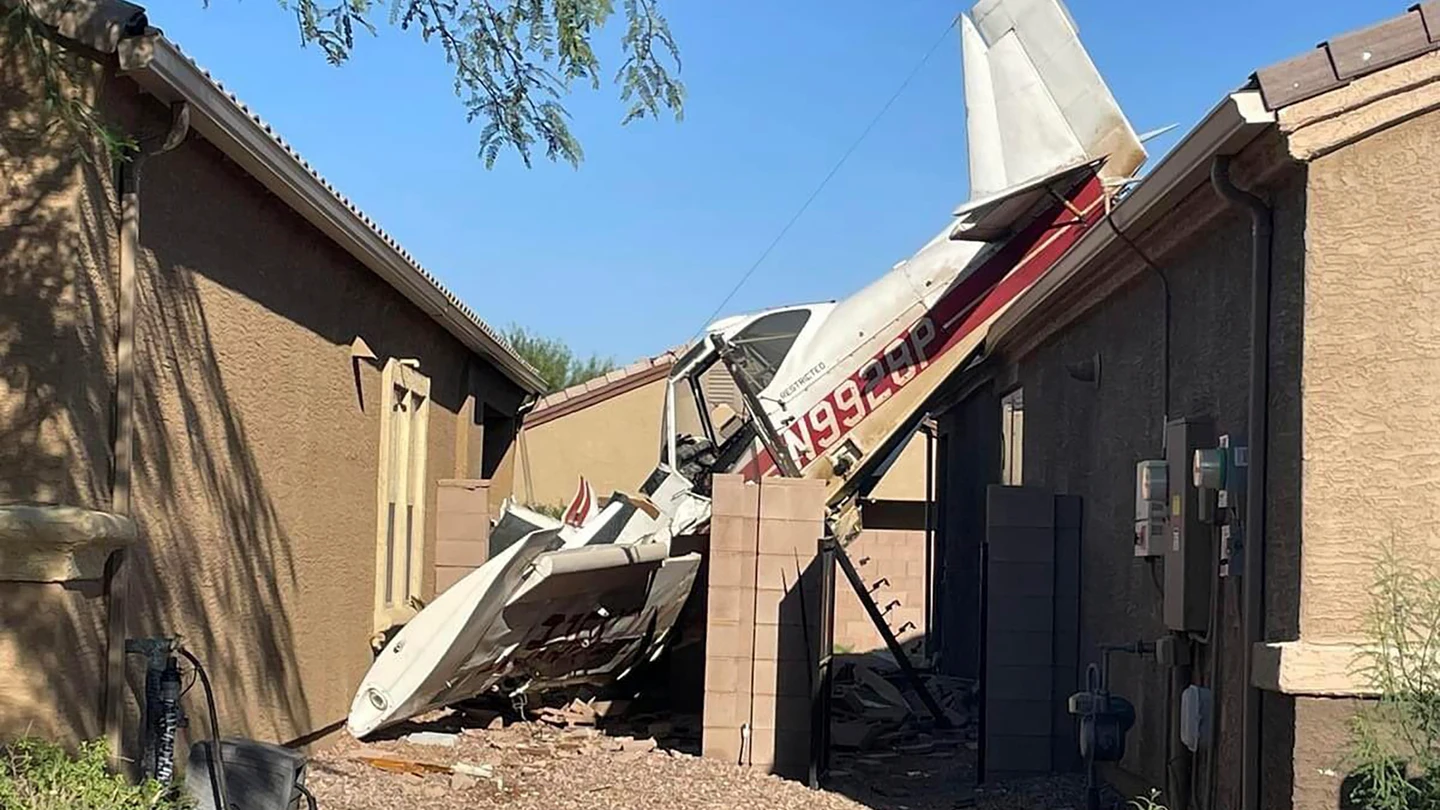 Una de las avionetas que han colisionado este miércoles en Arizona dejando al menos dos muertos. Una de las avionetas que han colisionado este miércoles en Arizona dejando al menos dos muertos.