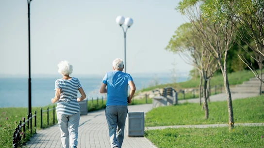 Dos personas corriendo por un parque. Esperanza de vida