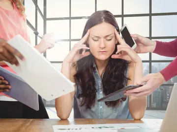 Mujer con estrés laboral Mujer con estrés laboral