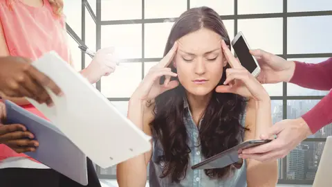 Mujer con estrés laboral Mujer con estrés laboral
