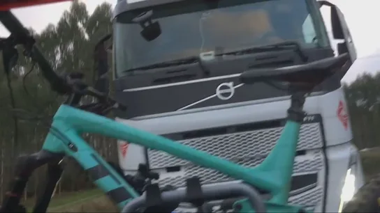 Las impactantes imágenes del acoso de un camionero a una familia con dos niños a la que embiste y pone en peligro Las impactantes imágenes del acoso de un camionero a una familia con dos niños a la que embiste y pone en peligro