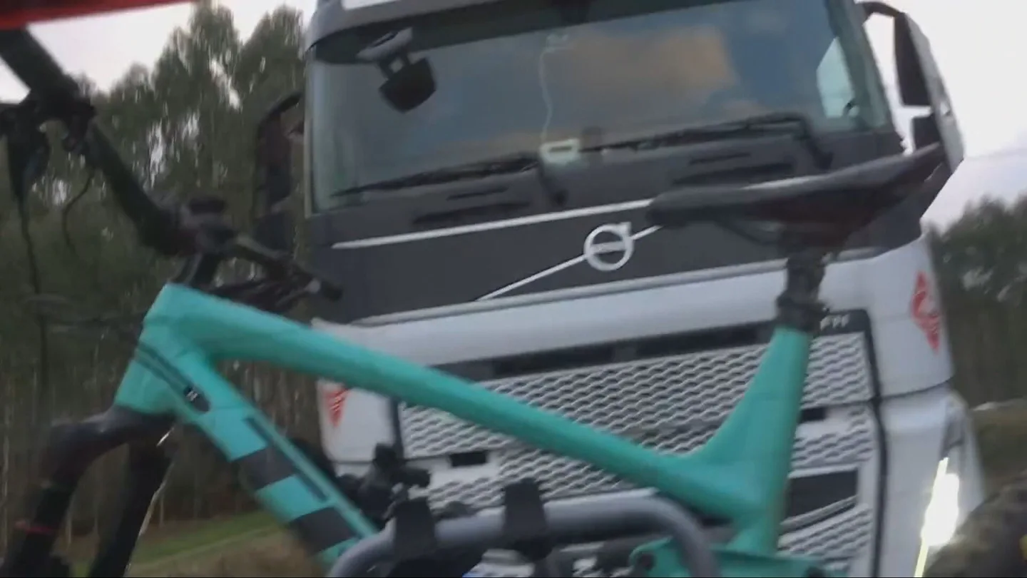Las impactantes imágenes del acoso de un camionero a una familia con dos niños a la que embiste y pone en peligro Las impactantes imágenes del acoso de un camionero a una familia con dos niños a la que embiste y pone en peligro