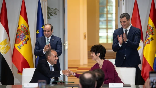El ministro de Relaciones Exteriores de Egipto, Badr Abdelatty, y la ministra de Inclusión, Seguridad Social y Migraciones, Elma Saiz, firman un acuerdo durante un encuentro en el Palacio de la Moncloa, este miércoles. El ministro de Relaciones Exteriores de Egipto, Badr Abdelatty, y la ministra de Inclusión, Seguridad Social y Migraciones, Elma Saiz, firman un acuerdo durante un encuentro en el Palacio de la Moncloa, este miércoles.
