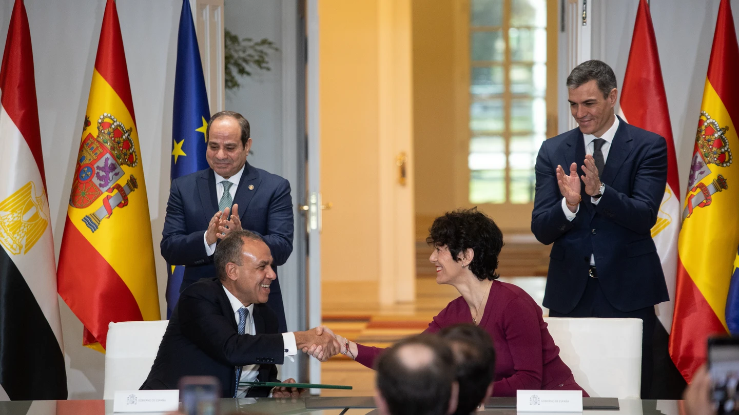 El ministro de Relaciones Exteriores de Egipto, Badr Abdelatty, y la ministra de Inclusión, Seguridad Social y Migraciones, Elma Saiz, firman un acuerdo durante un encuentro en el Palacio de la Moncloa, este miércoles. El ministro de Relaciones Exteriores de Egipto, Badr Abdelatty, y la ministra de Inclusión, Seguridad Social y Migraciones, Elma Saiz, firman un acuerdo durante un encuentro en el Palacio de la Moncloa, este miércoles.