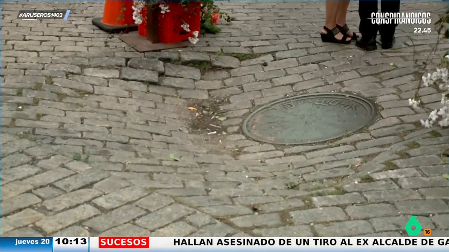 La extraña boda de una pareja que celebra el 'sí, quiero' junto a un bache con forma de corazón La extraña boda de una pareja que celebra el 'sí, quiero' junto a un bache con forma de corazón