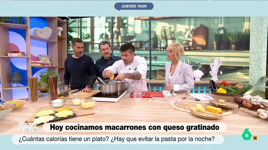 Iñaki López hace una curiosa solicitud a Carlos Maldonado: "¿Me puedo poner la salsa como máscara facial?" El chef ha preparado una deliciosa salsa bechamel a la que ha añadido queso cheddar y parmesano. "No puedo dejar de fijarme en la 'masamorra' que ha hecho con los quesos aquí el amigo 'Maldonetti'", afirma López.
