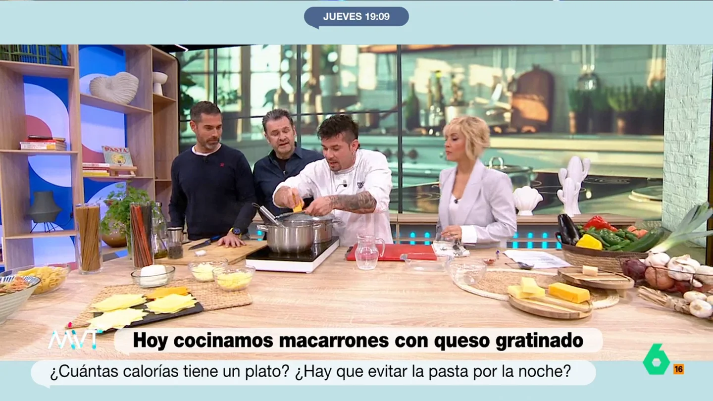 Iñaki López hace una curiosa solicitud a Carlos Maldonado: "¿Me puedo poner la salsa como máscara facial?" El chef ha preparado una deliciosa salsa bechamel a la que ha añadido queso cheddar y parmesano. "No puedo dejar de fijarme en la 'masamorra' que ha hecho con los quesos aquí el amigo 'Maldonetti'", afirma López.